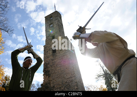 La città e il castello di Loewenstein a Baden Wuertemberg in Germania. Mostra bout con spade di fronte al castello. Foto Stock