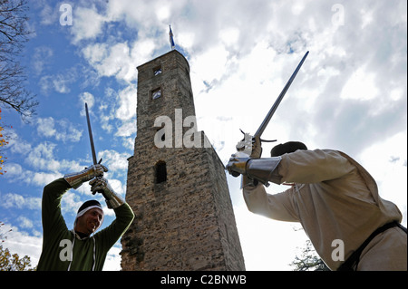 La città e il castello di Loewenstein a Baden Wuertemberg in Germania. Mostra bout con spade di fronte al castello. Foto Stock