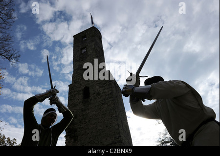 La città e il castello di Loewenstein a Baden Wuertemberg in Germania. Mostra bout con spade di fronte al castello. Foto Stock