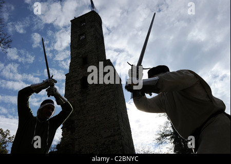 La città e il castello di Loewenstein a Baden Wuertemberg in Germania. Mostra bout con spade di fronte al castello. Foto Stock
