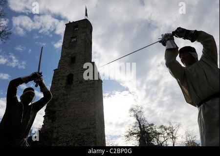 La città e il castello di Loewenstein a Baden Wuertemberg in Germania. Mostra bout con spade di fronte al castello. Foto Stock