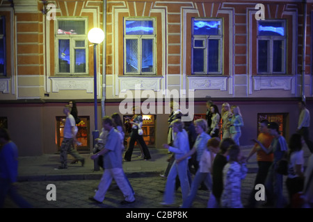 I giovani sulla strada del ritorno a casa dopo un evento, Hrodna, Bielorussia Foto Stock