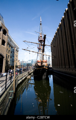 Una replica del Golden Hind in un dock vicino al London Bridge. Foto Stock