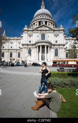 Un paio di turisti la lettura di una mappa fuori la cattedrale di San Paolo a Londra. Foto Stock