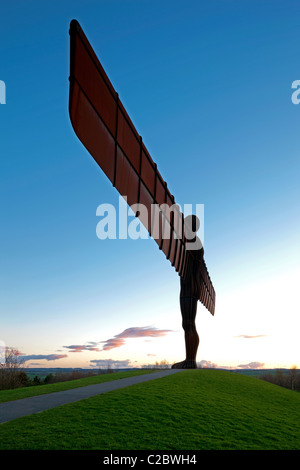 Luce della Sera a Anthony Gormley's Angel del Nord in Gateshead, Tyne and Wear Foto Stock