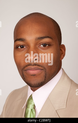 Bello African American imprenditore con il contatto visivo e grave e espressione pensosa Foto Stock