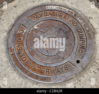 Chiusino contrassegnati con avvertimento per assenza di dumping in acqua e di un simbolo di un pesce San Antonio Texas USA Foto Stock