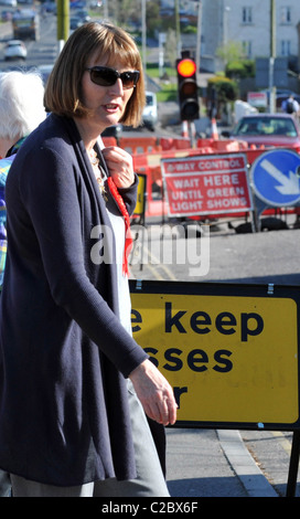 Regno Unito, Dorset, vice leader del partito laburista britannico Harriet Harman MP adoperando per le strade di Weymouth Foto Stock