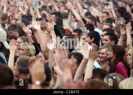 Una folla festa un concerto all'aperto, Hrodna, Bielorussia Foto Stock