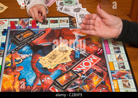 Tirare i dadi Spiderman gioco di Monopoli in corso. St Paul Minnesota MN USA Foto Stock