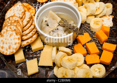 Saporiti antipasti vassoio con formaggio crackers banane e pesce. St Paul Minnesota MN USA Foto Stock