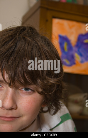 Ritratto di un imperscrutabile 12 anno vecchio ragazzo. St Paul Minnesota MN USA Foto Stock