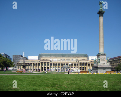 Koenigsbaupassagen e Colonna della Vittoria in Schlossplatz, Stoccarda, Germania Foto Stock