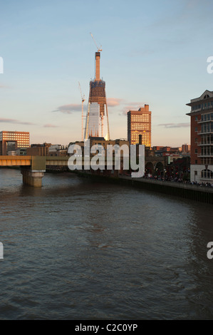 La Shard, l'edificio storico vicino alla stazione London Bridge, in costruzione, in prossimità del fiume Tamigi a Londra, Inghilterra, Regno Unito. Foto Stock