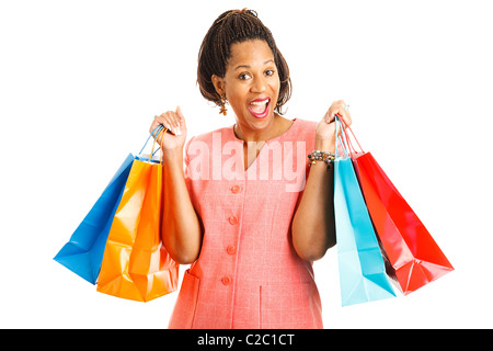 Felice afro-donna americana con le borse della spesa. Isolato su bianco. Foto Stock