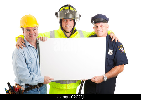 Operaio edile, vigile del fuoco, poliziotto e tenendo un vuoto segno bianco. Isolato su bianco. Foto Stock