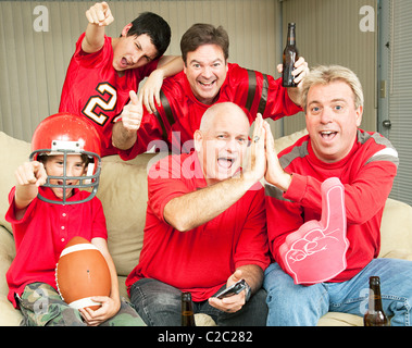 American Football fan ottenere insieme per un super bowl party. Foto Stock