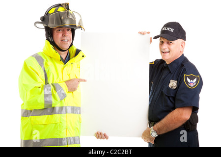 Vigile del fuoco e un poliziotto tenendo un vuoto segno bianco. Isolato su bianco. Foto Stock