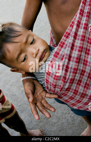 Due affamati di bambini di strada i ragazzi hanno bisogno di cibo per le strade di Kampong Cham, Cambogia. Foto Stock