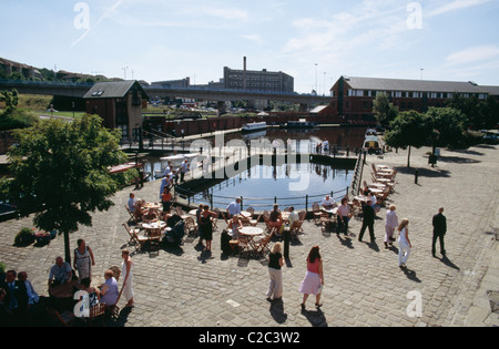 Sheffield South Yorkshire Inghilterra centro città persone acqua di piscina Foto Stock