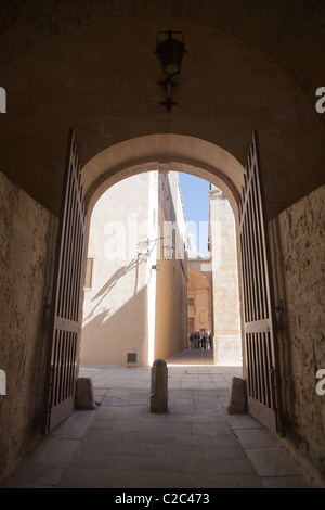Un ingresso ad arco per una stretta strada a piedi nella storica città di Mdina a Malta Foto Stock