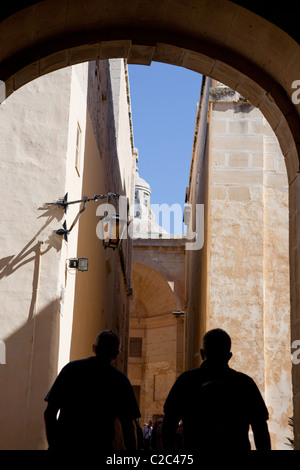 Un ingresso ad arco per una stretta strada a piedi nella storica città di Mdina a Malta Foto Stock