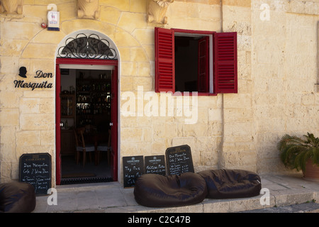 Il Don Mesquita Café Bar in Mdina, Malta. Tenendo rilassato al fresco e bere e mangiare a un nuovo livello Foto Stock