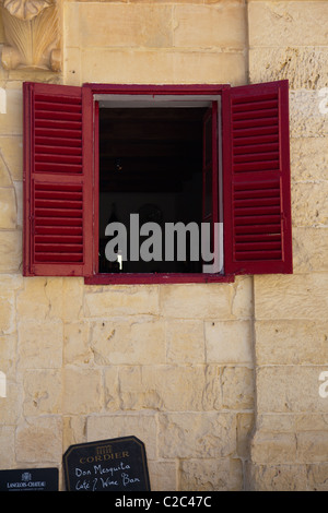 Aprire la finestra ritagliata di bar caffetteria in Mdina Malta Foto Stock