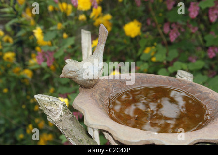 Bagno uccelli di metallo in giardino Foto Stock