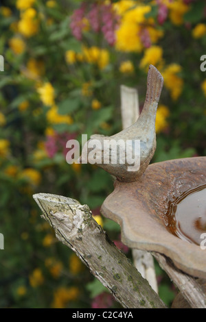 Bagno uccelli di metallo in giardino Foto Stock
