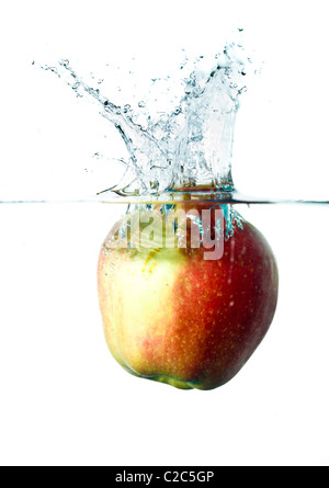 Rosso di spruzzi di apple in acqua isolati su sfondo bianco Foto Stock