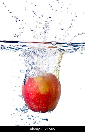 Rosso di spruzzi di apple in acqua isolati su sfondo bianco Foto Stock