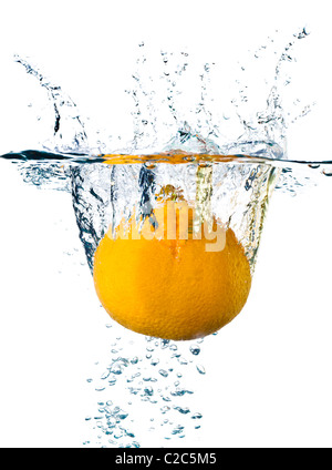 Orange gli spruzzi di acqua isolato su bianco Foto Stock