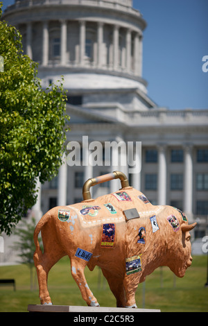 Scultura di bisonte nella sala del consiglio con il Campidoglio dello Utah sullo sfondo. Salt Lake City, Salt Lake County, Utah, USA. Foto Stock