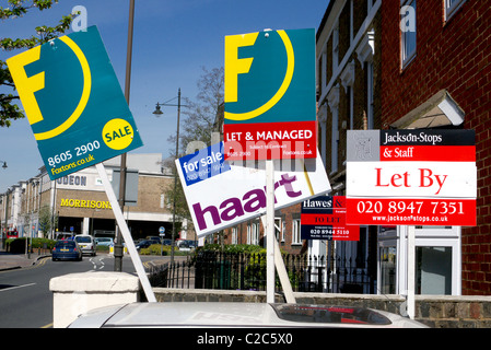 Schede di proprietà al di fuori del blocco di appartamenti, Wimbledon South London. Foto Stock