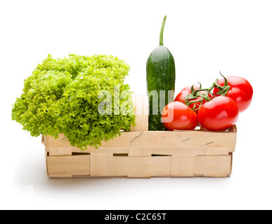 Succose verdure in cestella su sfondo bianco Foto Stock