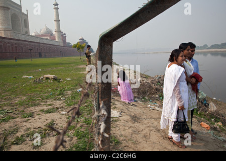Visitatori indiano sul fiume Yamuna dietro il Taj Mahal di Agra, India. Foto Stock