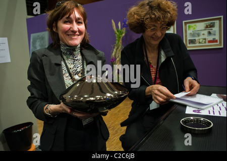 Parigi, Francia, ceramica urne di sepoltura, Designer, Gene-viève Bianchimani, morte Trade Show, 'salon de la Mort' , Ritratto Foto Stock