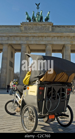 Visitare la Porta di Brandeburgo bike, Berlino, Germania Foto Stock