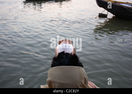 Un bramino prega sul fiume Gange a Varanasi (Benares), nello stato di Uttar Pradesh, India. Foto Stock