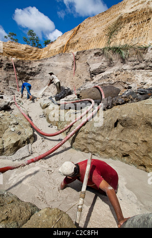 Miniere d'oro in Amazzonia foresta di pioggia Brasile getti ad alta pressione di acqua per rimuovere il materiale di roccia sistema chupadeira Foto Stock