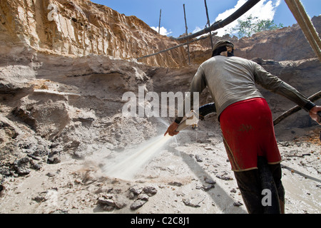 Miniere d'oro in Amazzonia foresta di pioggia Brasile getti ad alta pressione di acqua per rimuovere il materiale di roccia sistema chupadeira Foto Stock