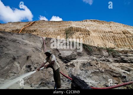 Miniere d'oro in Amazzonia foresta di pioggia Brasile getti ad alta pressione di acqua per rimuovere il materiale di roccia sistema chupadeira Foto Stock