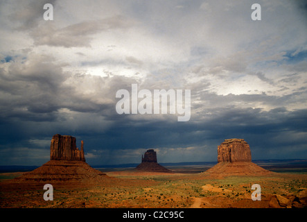 West Mitten Butte, sinistra, Est Mitten Butte, centro, Merrick Butte, destra, Monument Valley Navajo Tribal Park, Arizona Foto Stock