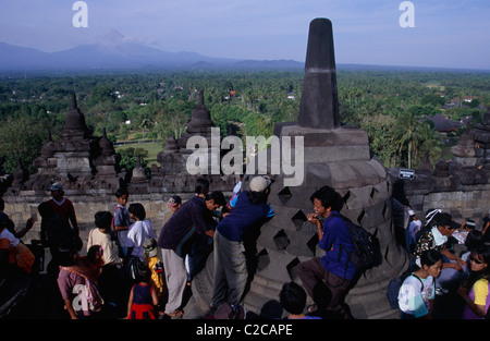 Turisti nazionali in cima al monumento, Borobudur, Regency Magelang, Indonesia, Asia Foto Stock