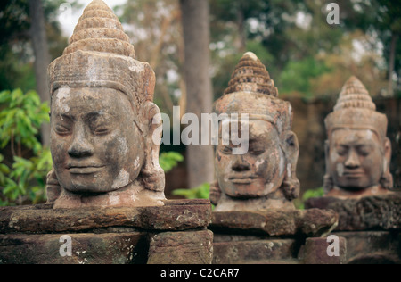 Busti di Jayavarman VII, porta della Vittoria, complesso di Angkor Wat, Siem Riep, Cambogia, Asia Foto Stock