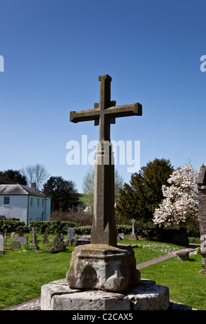 La Croce Preghiera entro il sagrato della Basilica di San Pietro e la chiesa di St Paul, Weobley, Herefordshire. Foto Stock