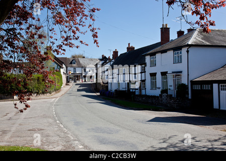 In bianco e nero di legno a proprietà in piazza a campana, Weobley, Herefordshire Foto Stock