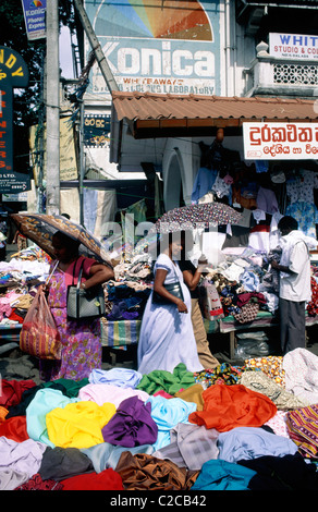 Venditori di tessuti colorati nel mercato all'aperto, Kandy, Provincia Centrale, Sri Lanka Foto Stock