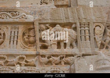 Scultura di elefante attaccando un uomo a Chittorgarh,un secolo XII fort nel sud del Rajasthan, India Foto Stock